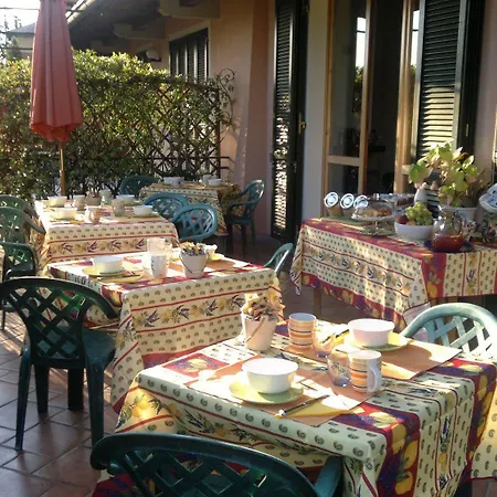Alojamento de Acomodação e Pequeno-almoço Lo Scoiattolo E La Noce Stresa